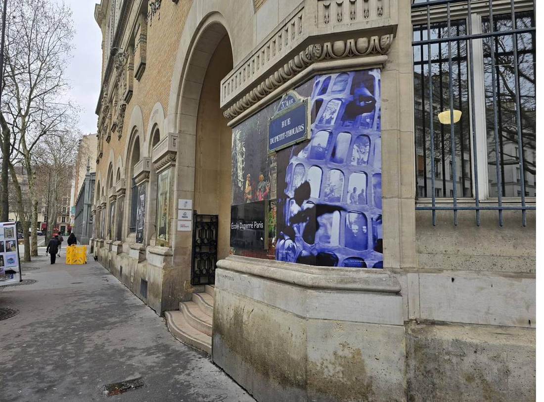 Film décoratif posé sur les vitrines de l'École Duperré, rue Dupetit-Thouars, Paris 3e — DFP France