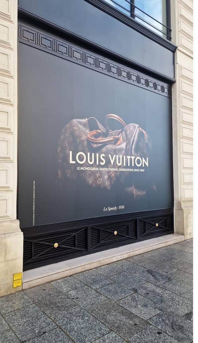 Vitrine Louis Vuitton avec film décoratif — campagne Le Speedy 1930, Paris