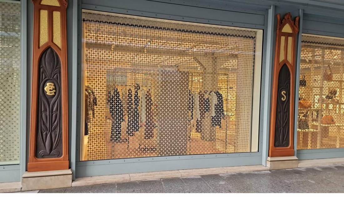 Vitrines d'une enseigne de luxe à Paris avec film décoratif doré motif losanges posé par DFP France