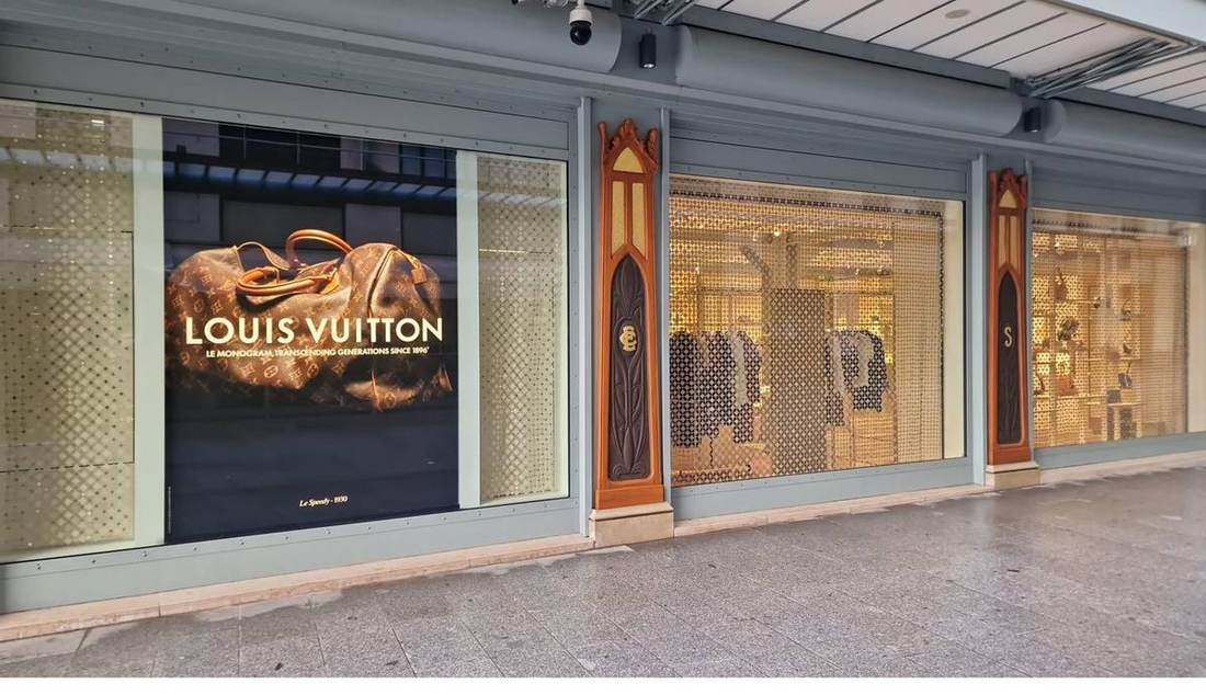 Façade complète d'une enseigne de luxe parisienne avec film décoratif doré — DFP France Paris