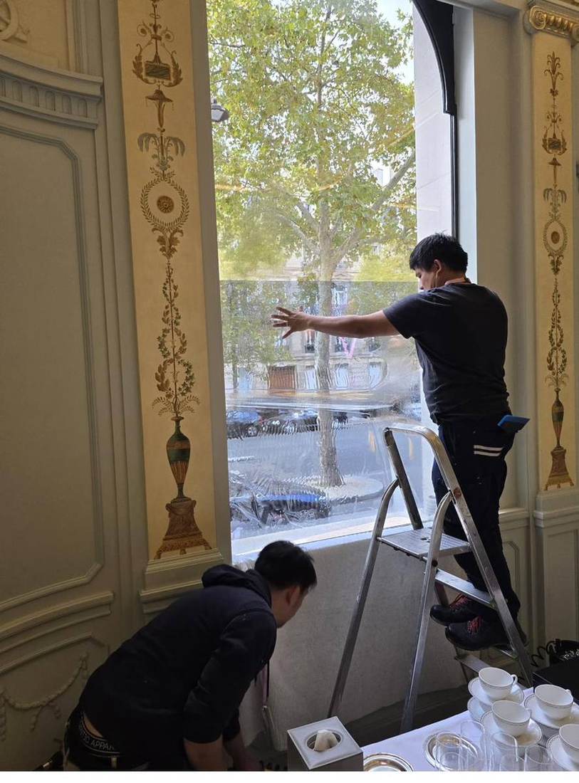 Pose de film de sécurité dans la salle ornée d'un palace parisien — DFP France · Paris
