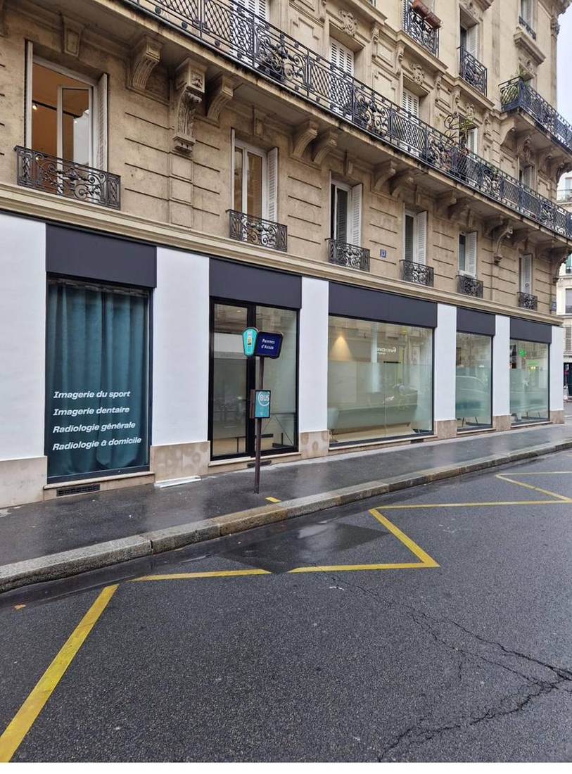 Cabinet de radiologie rue de Rennes Paris 6e avec film dépoli teinté sur les vitrines — DFP France 2024