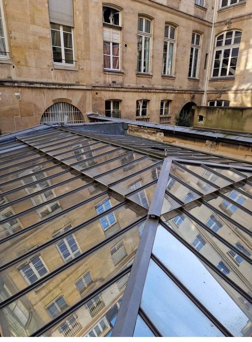 Verrière de cour intérieure haussmannienne à Paris — film solaire posé sur les panneaux inclinés, DFP France