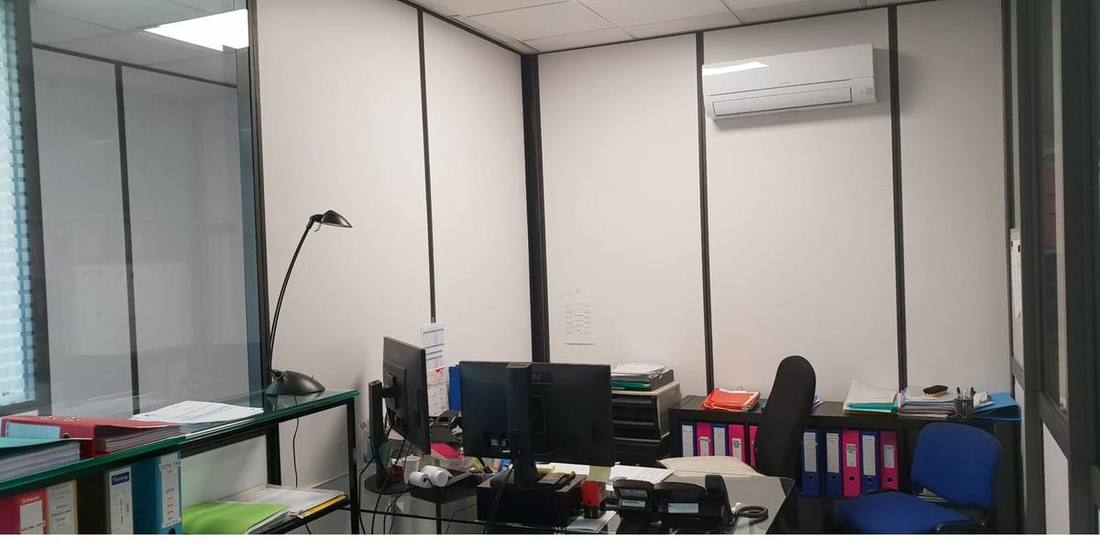 Cloison vitrée de bureau avec film teinté bleu — confidentialité partielle, DFP France