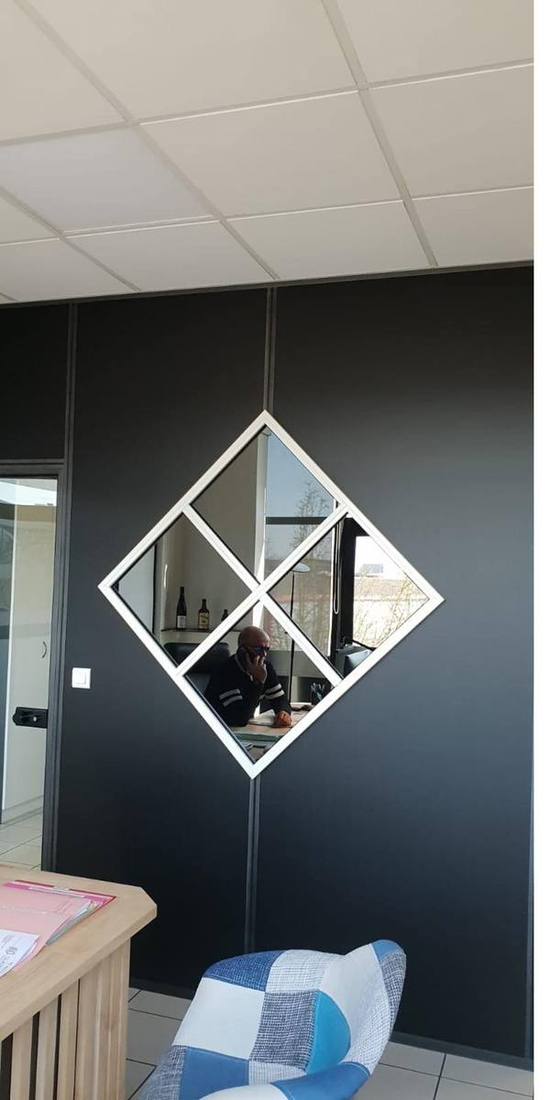Film décoratif miroir en forme de losange posé sur une cloison noire de bureau — effet design, DFP France