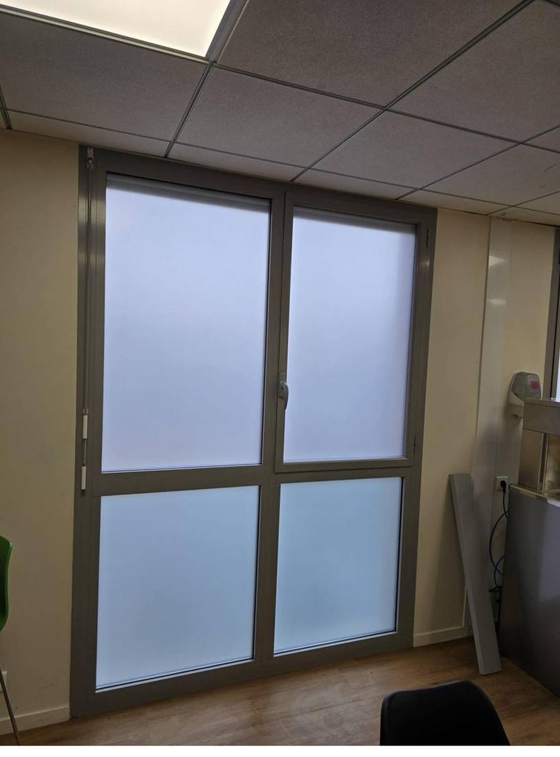 Fenêtre de bureau avec film dépoli blanc opaque total posé — confidentialité maximale, DFP France